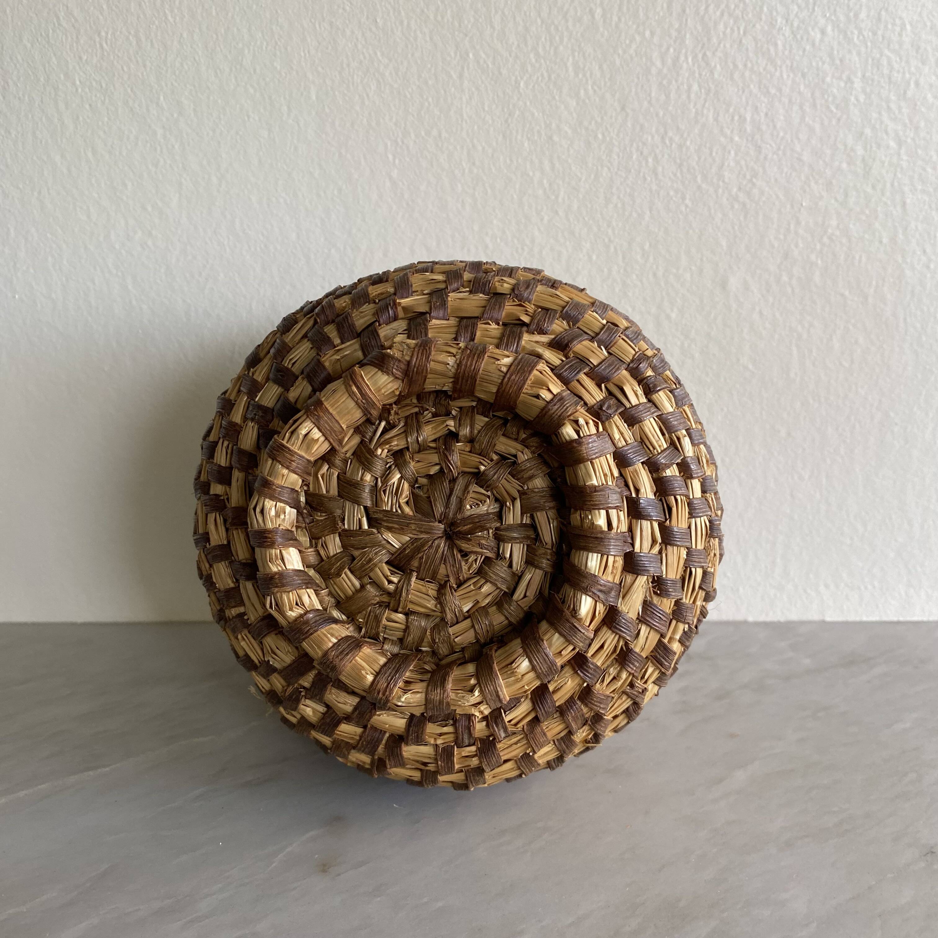 Vase en paille tressée
