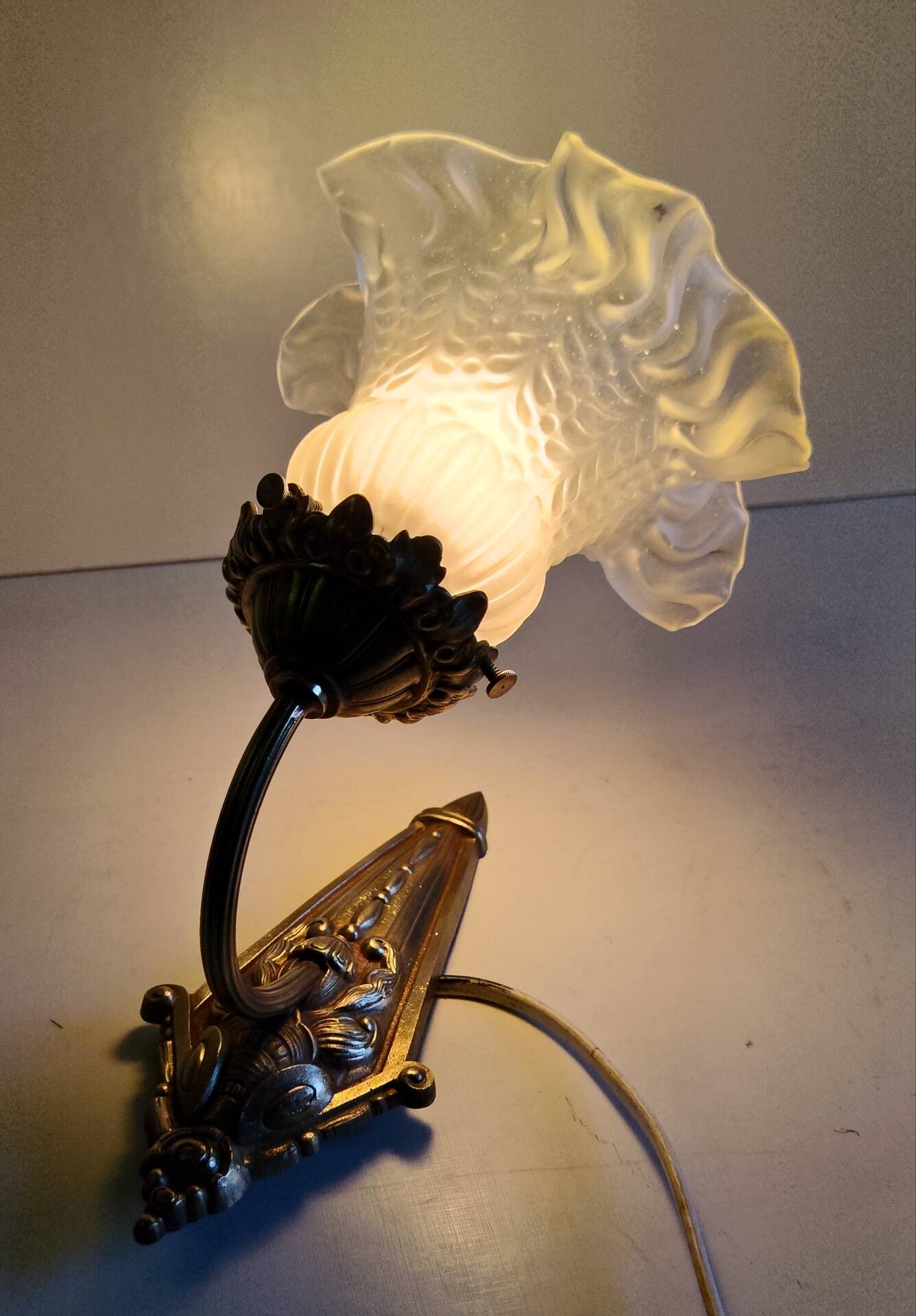 Art Nouveau wall light in bronze and glass - early 20th century