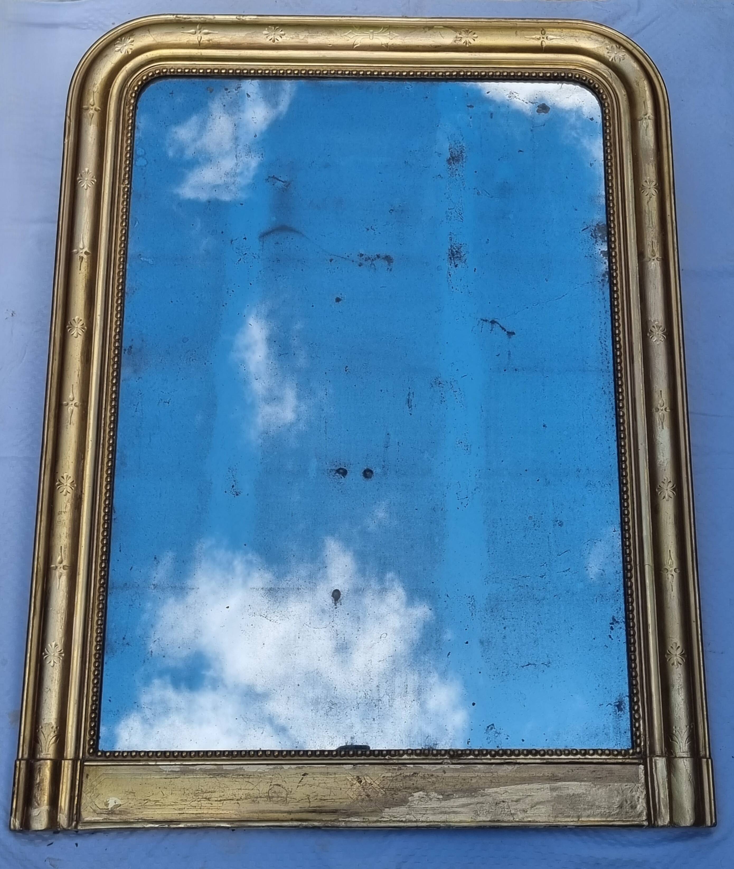 Large gilded Louis-Philippe antique mirror from the 19th century with original glass, measuring 129 x 10 cm.