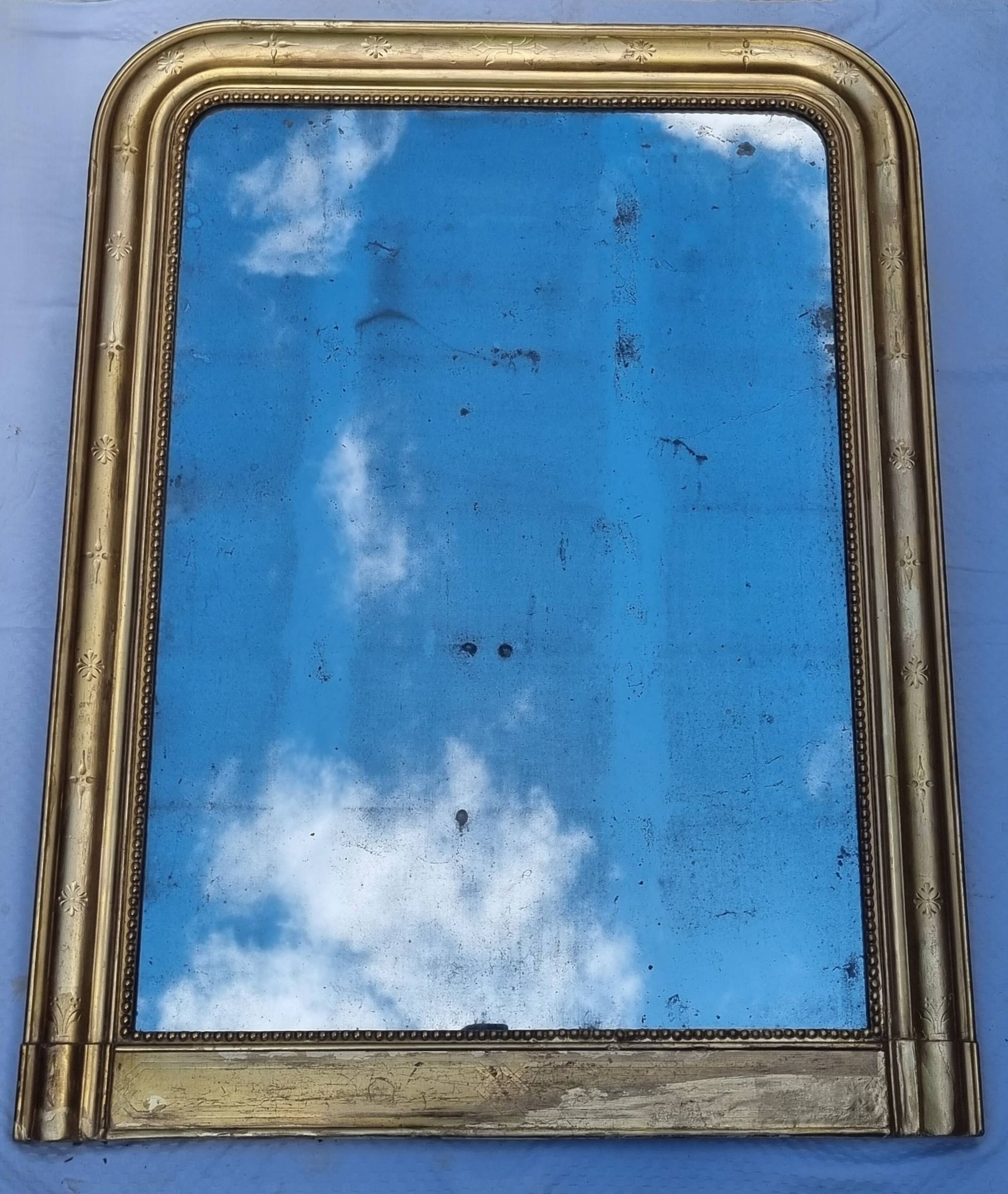 Large gilded Louis-Philippe antique mirror from the 19th century with original glass, measuring 129 x 10 cm.