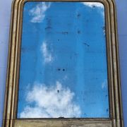 Large gilded Louis-Philippe antique mirror from the 19th century with original glass, measuring 129 x 10 cm.