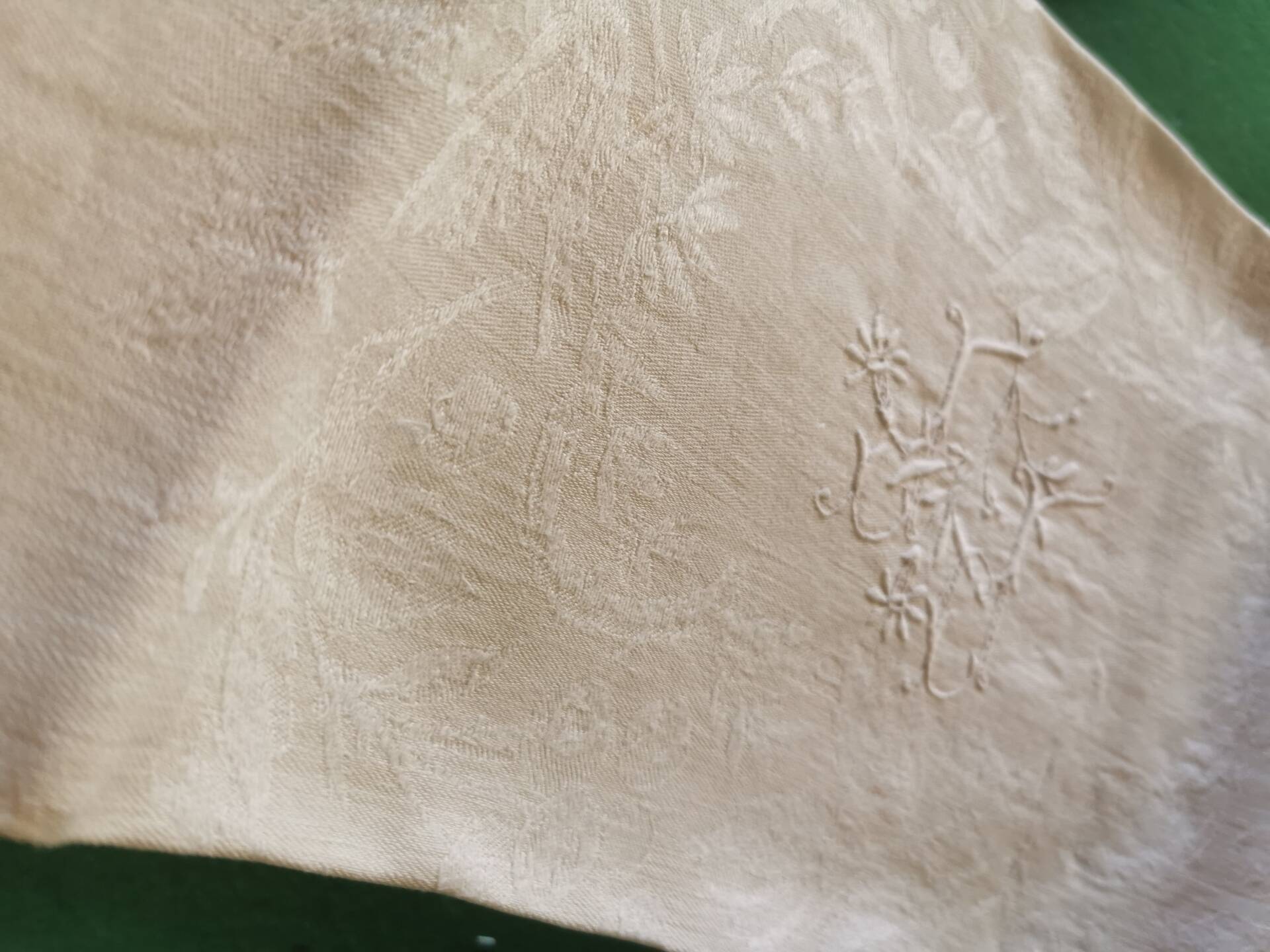 12 damask linen table napkins with an antique silk monogram from the 19th century.