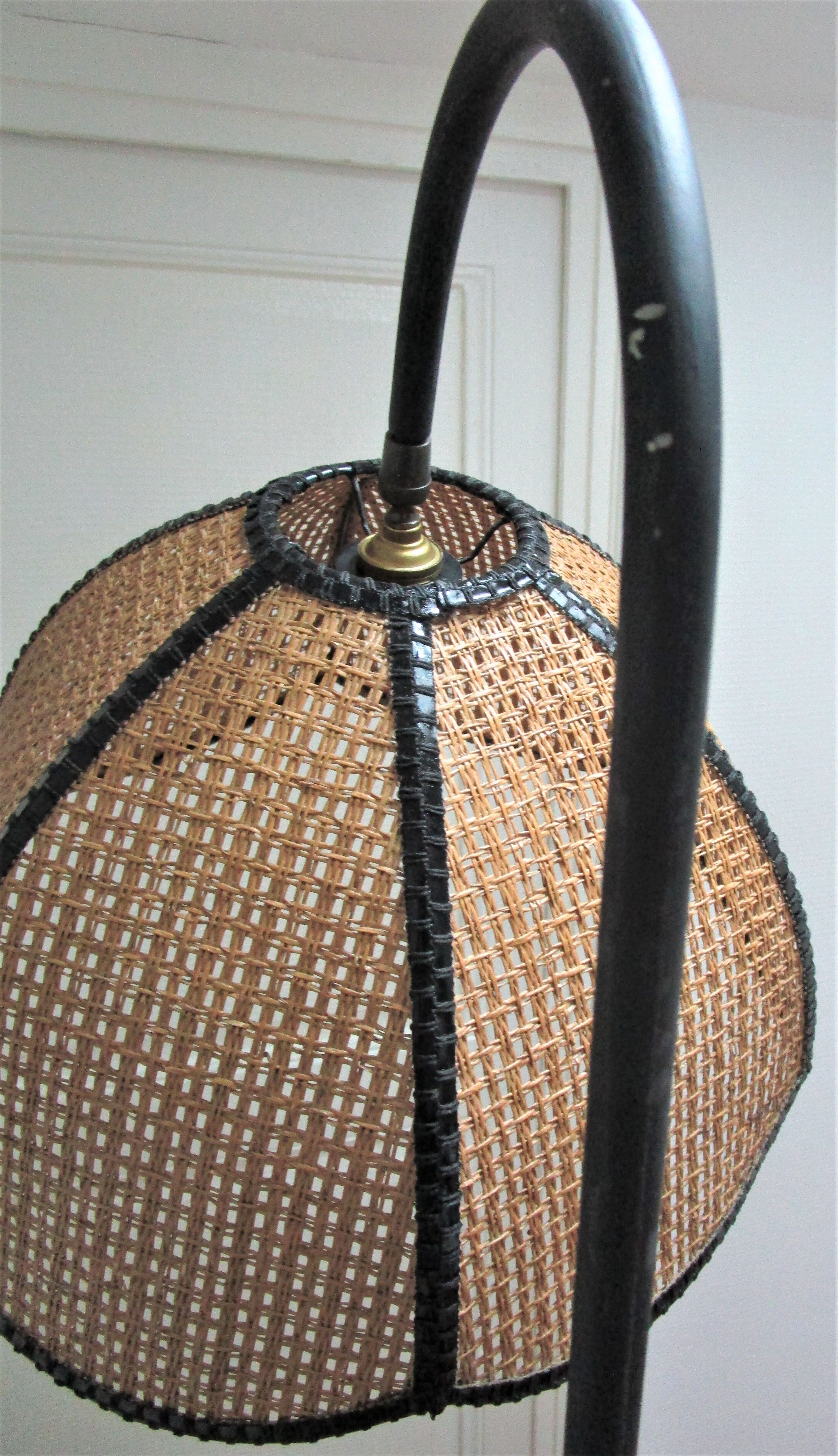 Lamppost eiffel feet