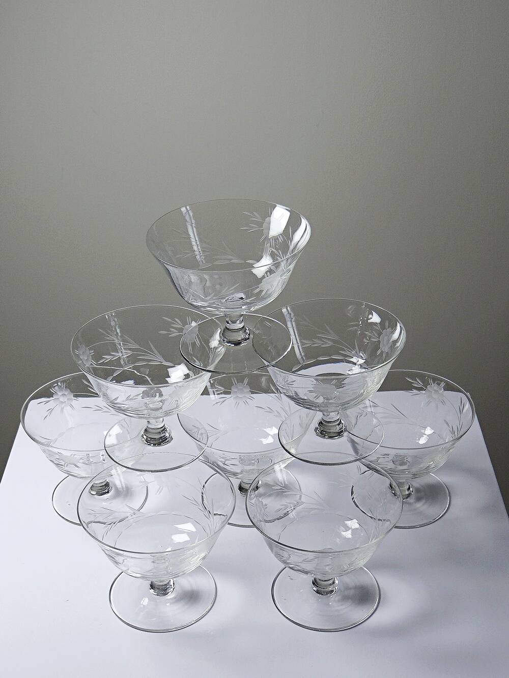 8 coupes à champagne en verre gravé à la roue décor végétal, Bohême, début XXe