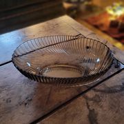 Coupe en verre fumé motif rayonnant en relief — années 70