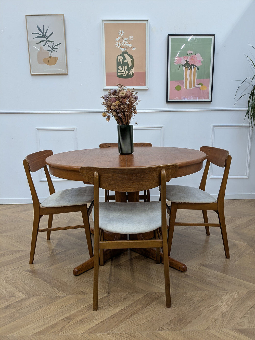 Scandinavian extendable round table
