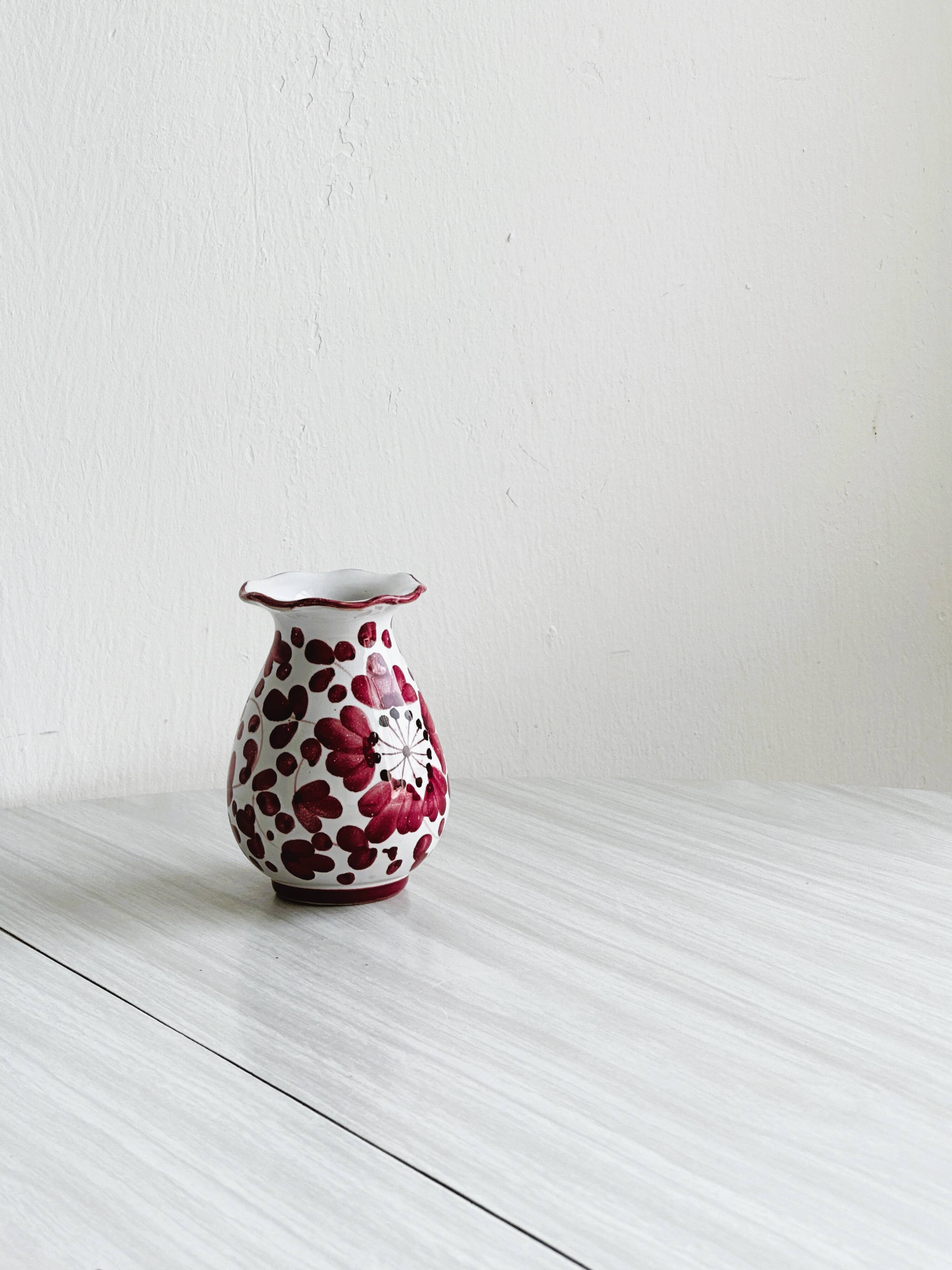 Hand painted vase made in Italy, Grazia Deruta style.