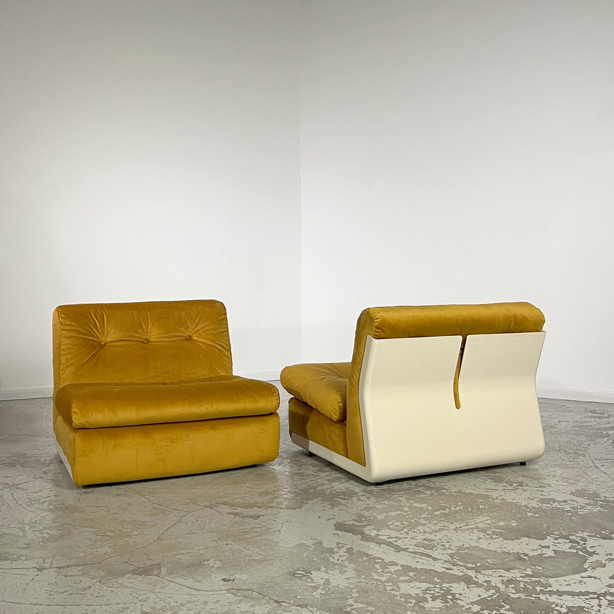 Pair of Amanta chauffeuses by Mario Bellini for B&B Italia 1960s