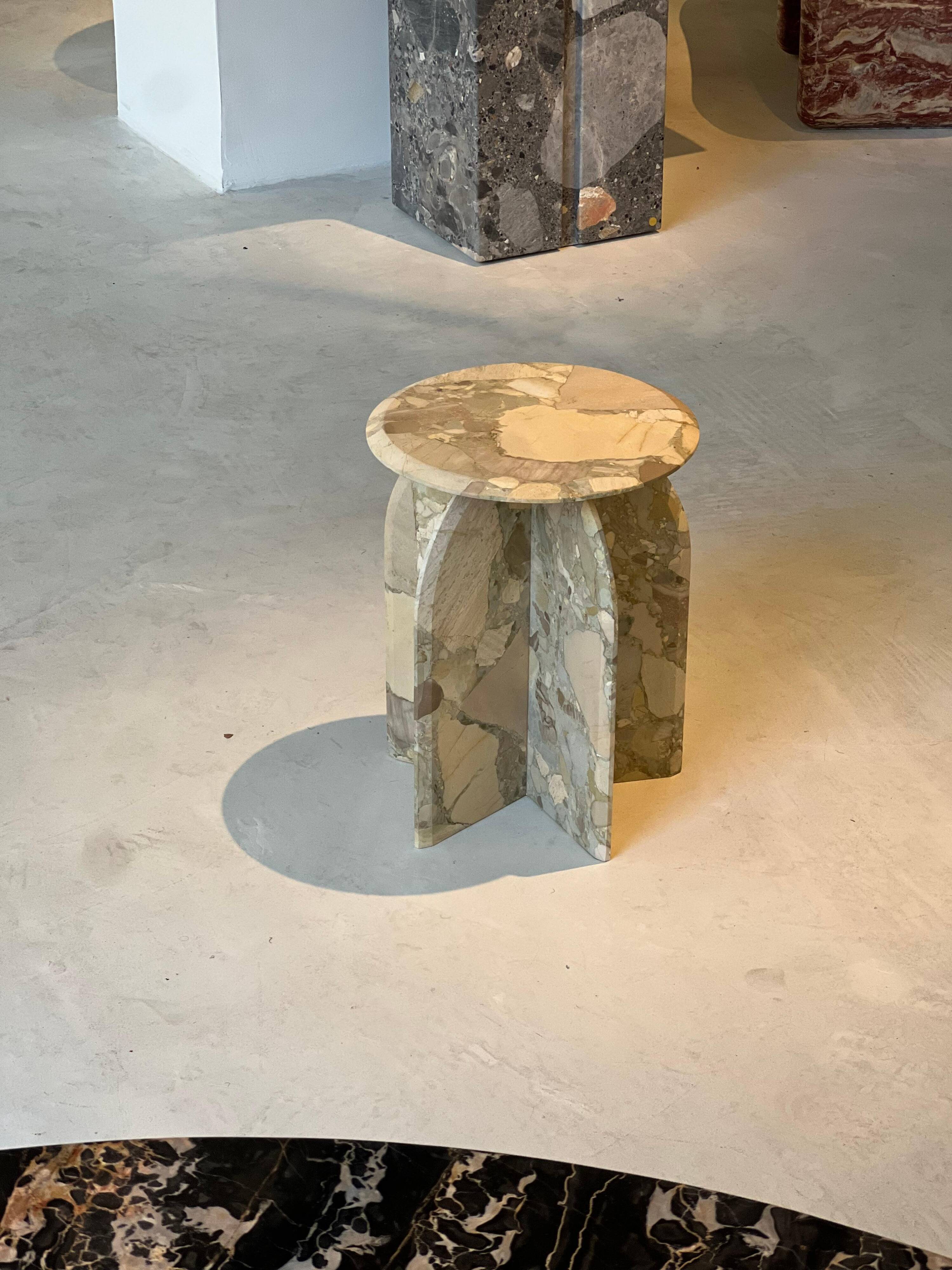 Table d'appoint sculpturale Palladio en marbre Breccia, design collectible italien