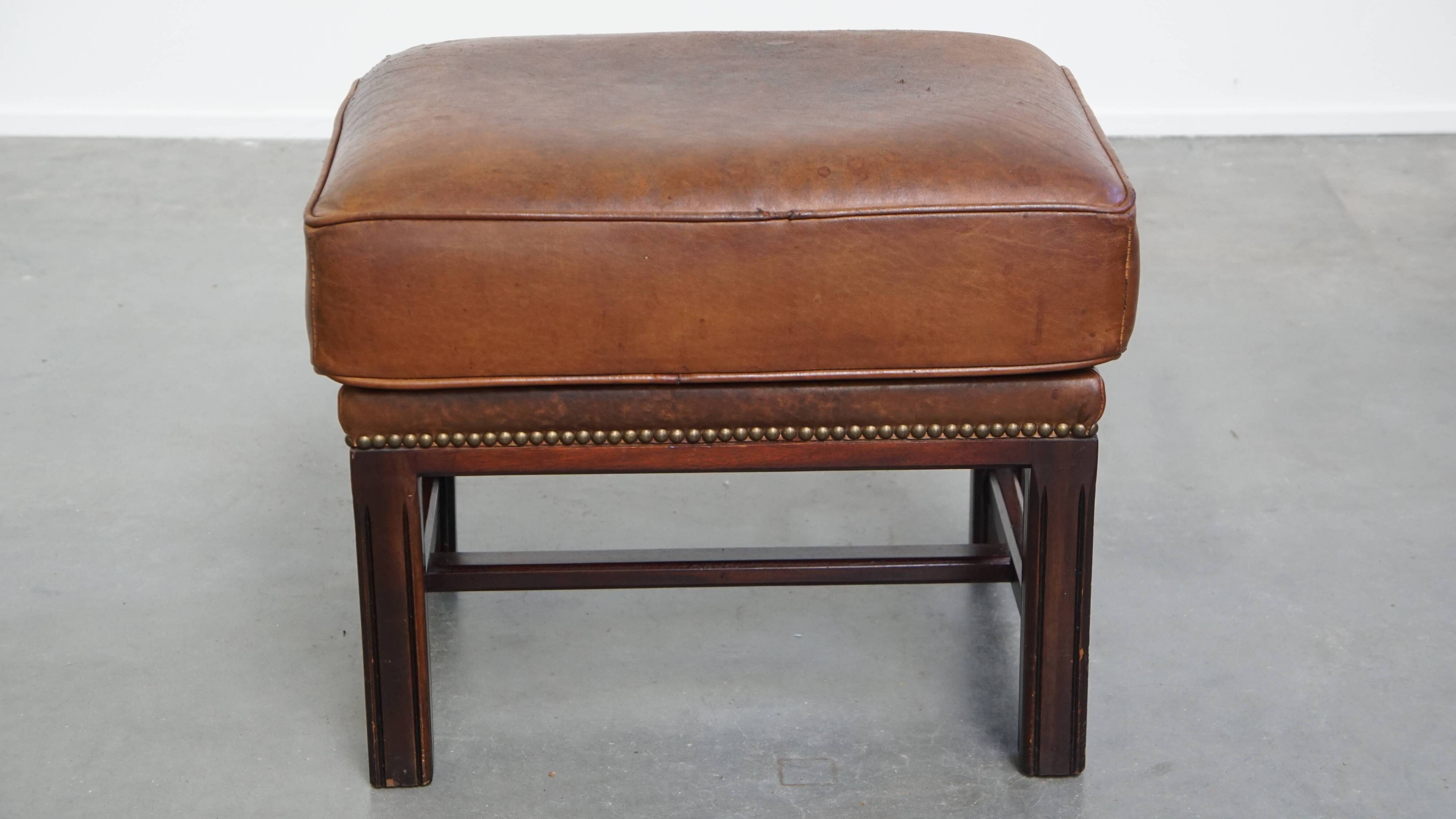 Pouf en cuir de mouton avec cadre en bois