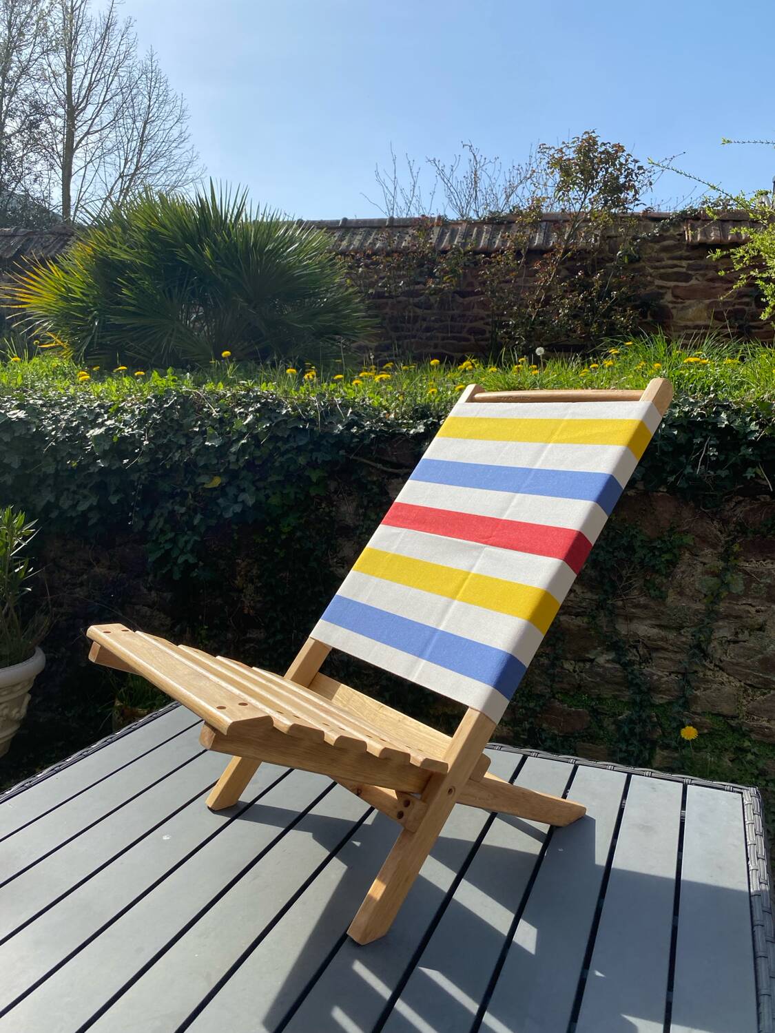 Folding chair in wood and striped fabric