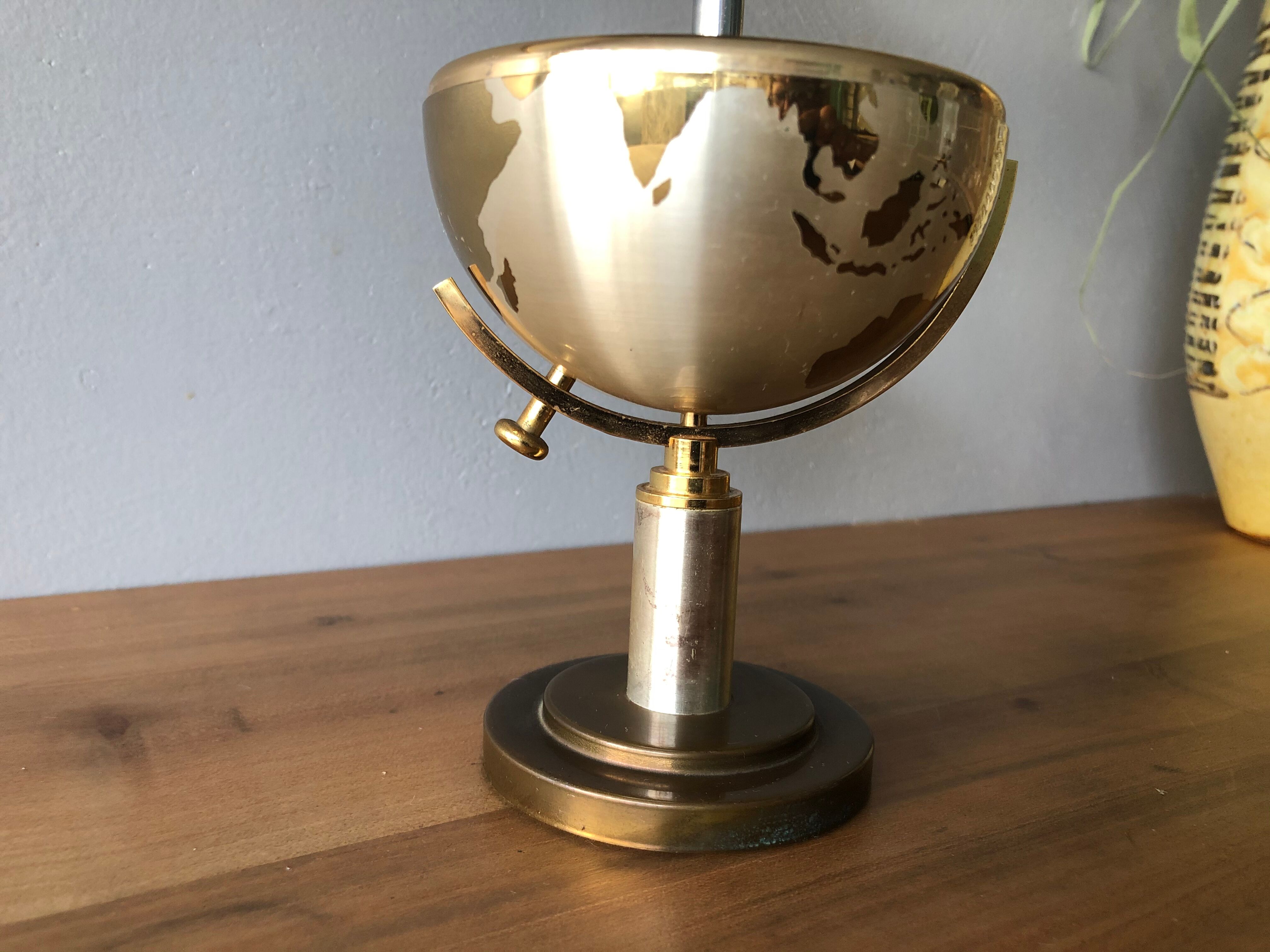 World mappe, globe cigarette distributor