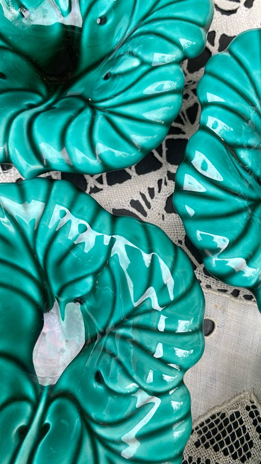 Salad bowl and small bowls in leaf-shaped slipware