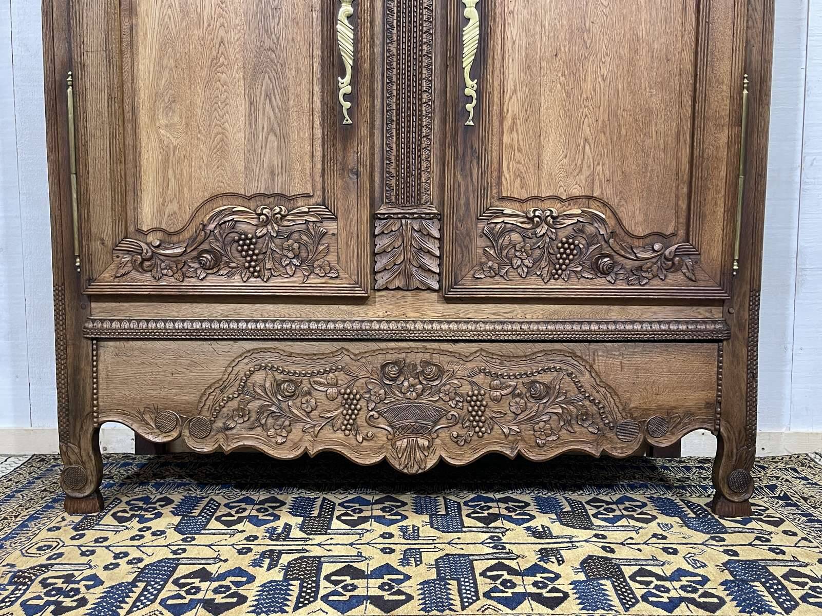 Armoire de mariage Normande sculptée en chêne clair du 19ème siècle