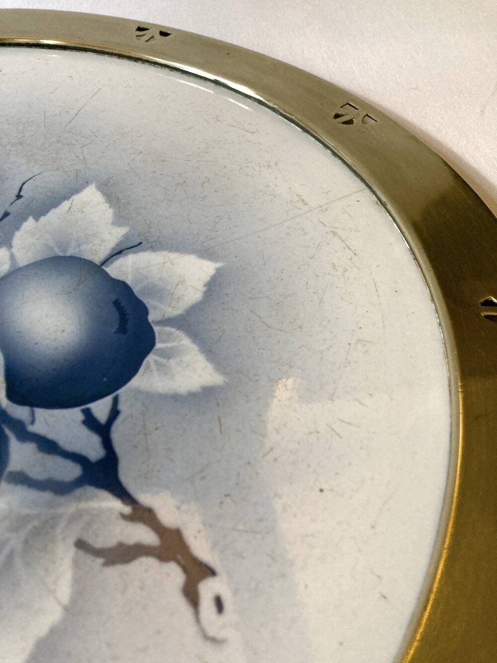 Art Nouveau plate in earthenware with a brass frame