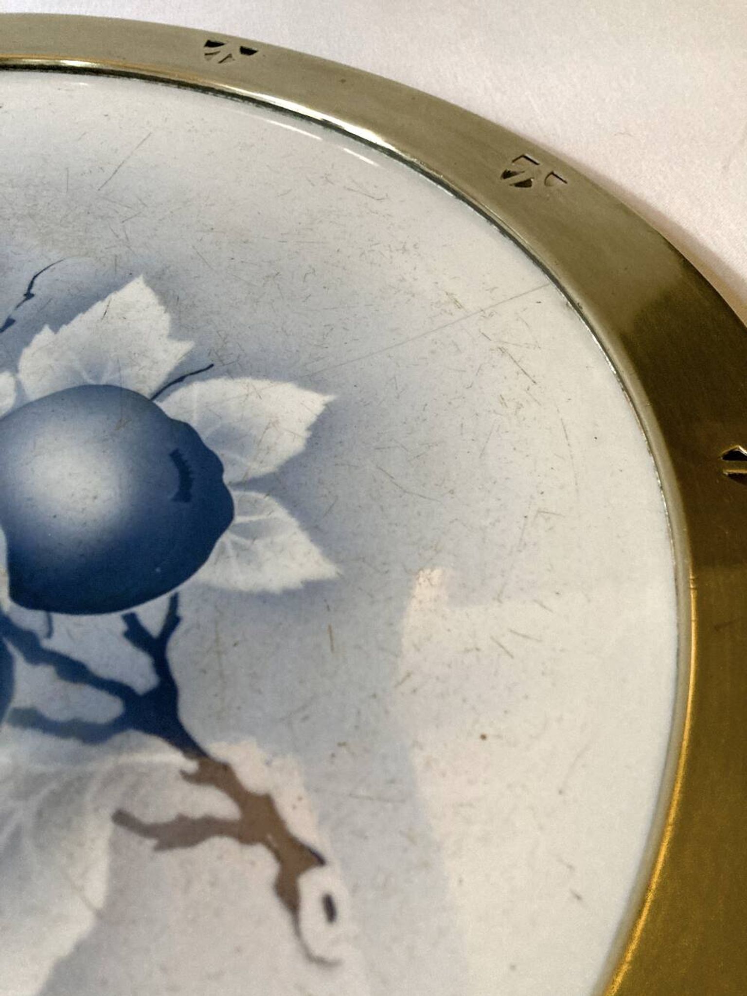 Art Nouveau plate in earthenware with a brass frame