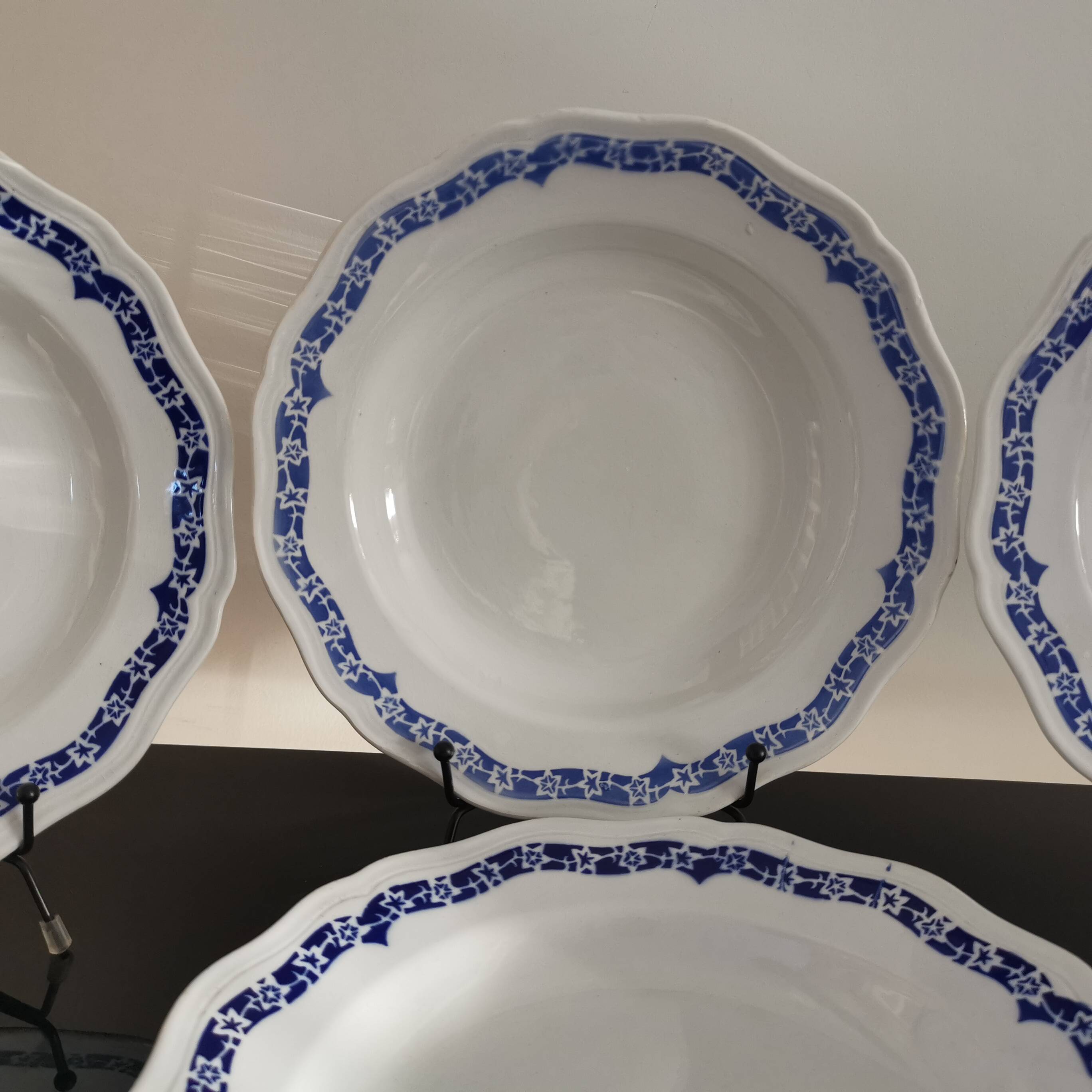 4 soup plates white background, blue decor l'Amandinoise 2586