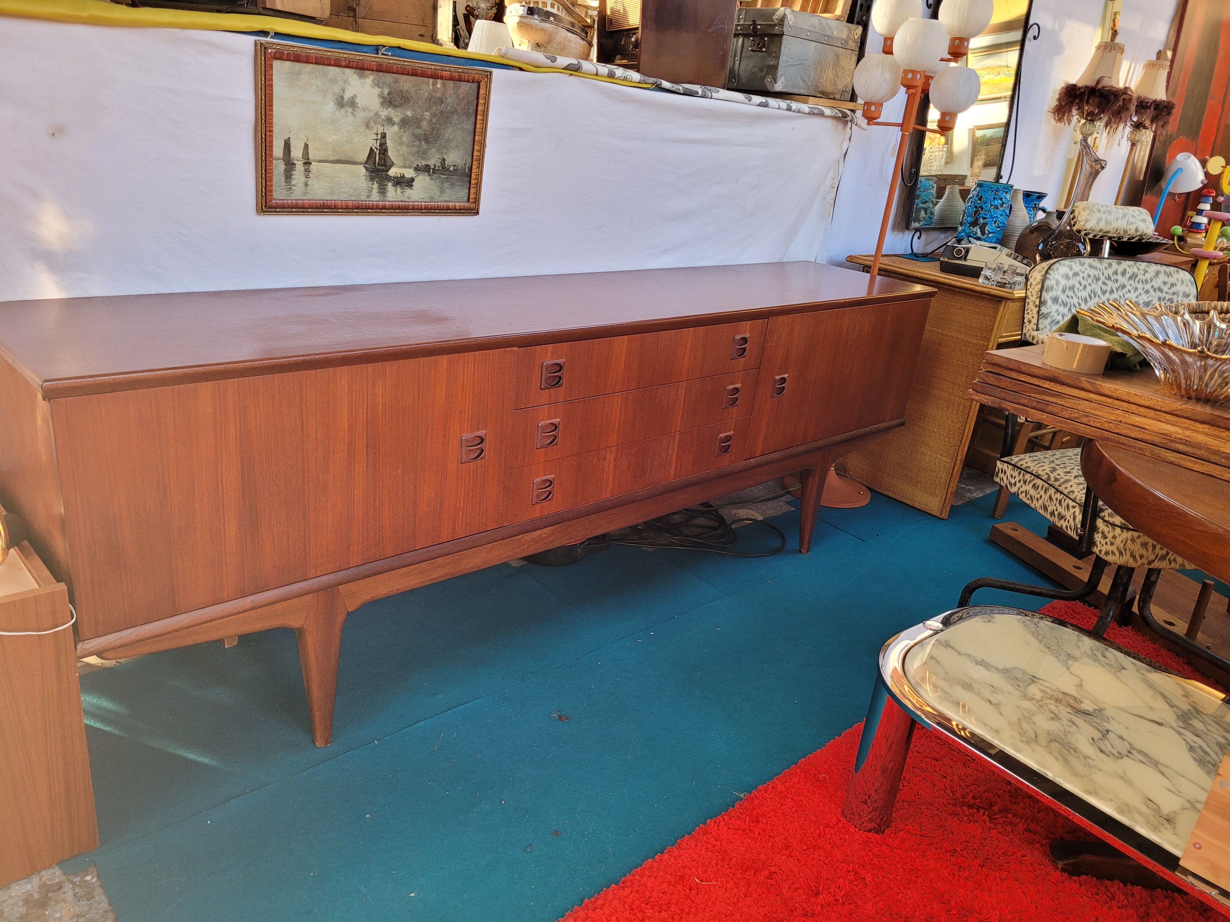 Scandinavian enfilade of the 70s, teak plated.