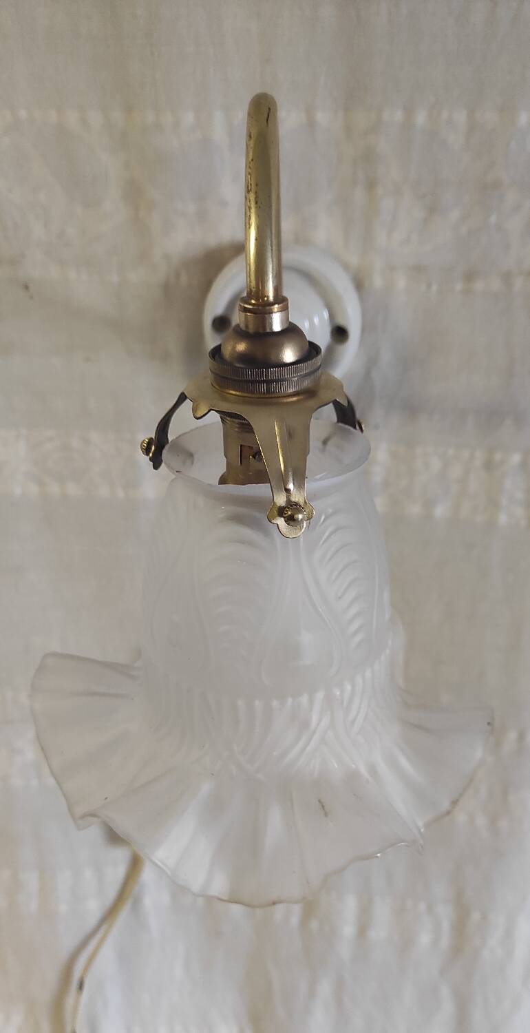 Swan neck wall light in brass, porcelain and glass - mid 20th century