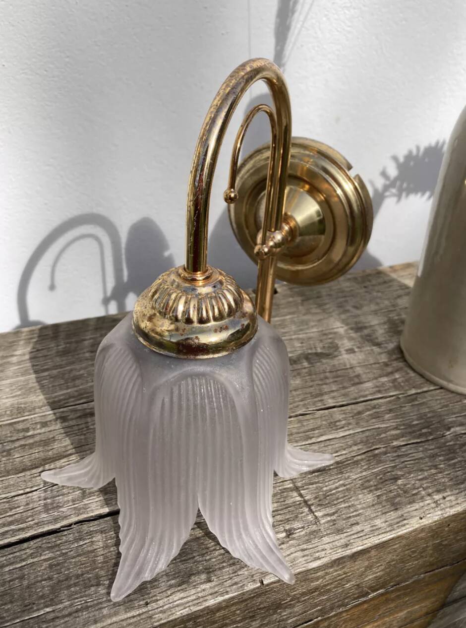 Flower wall lamp in glass and gold metal