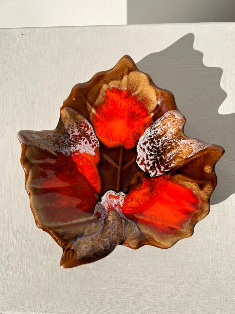 Empty Vallauris pocket in the shape of a leaf, orange and brown iced décor