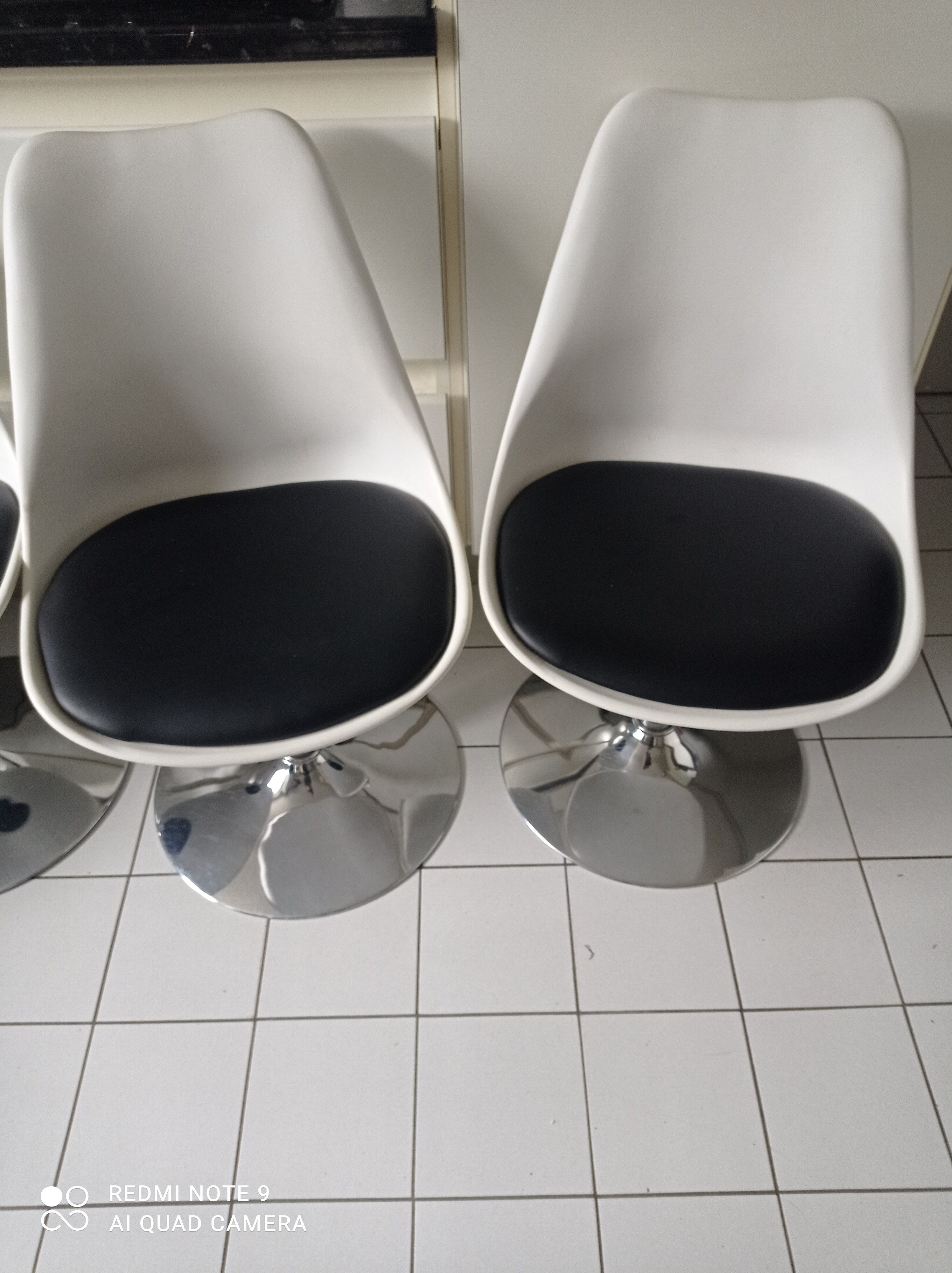Set of 4 swivel tulip chairs