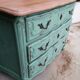 Commode style Louis XV vert eucalyptus plateau bois brut