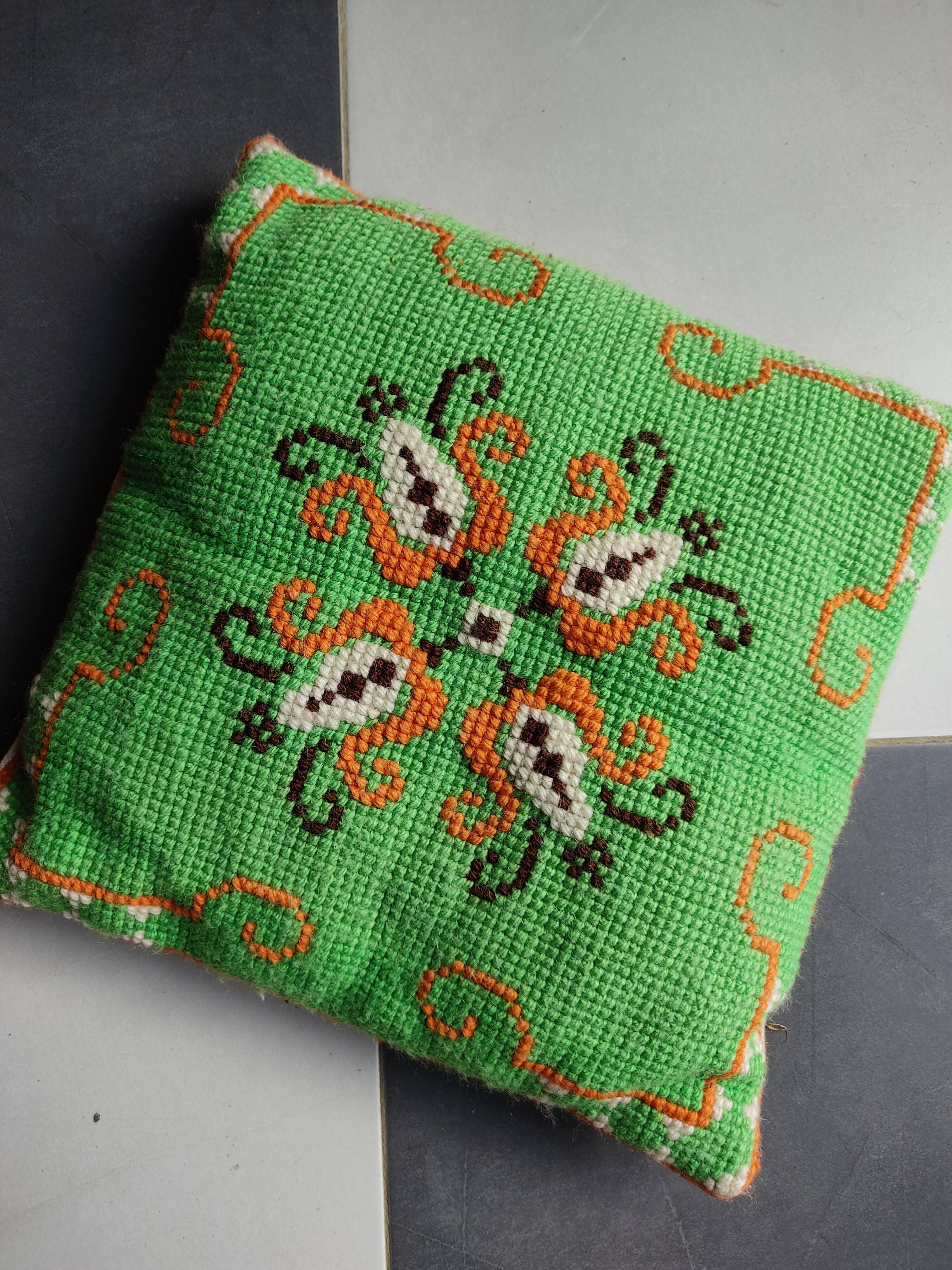Coussin brodé canevas vintage