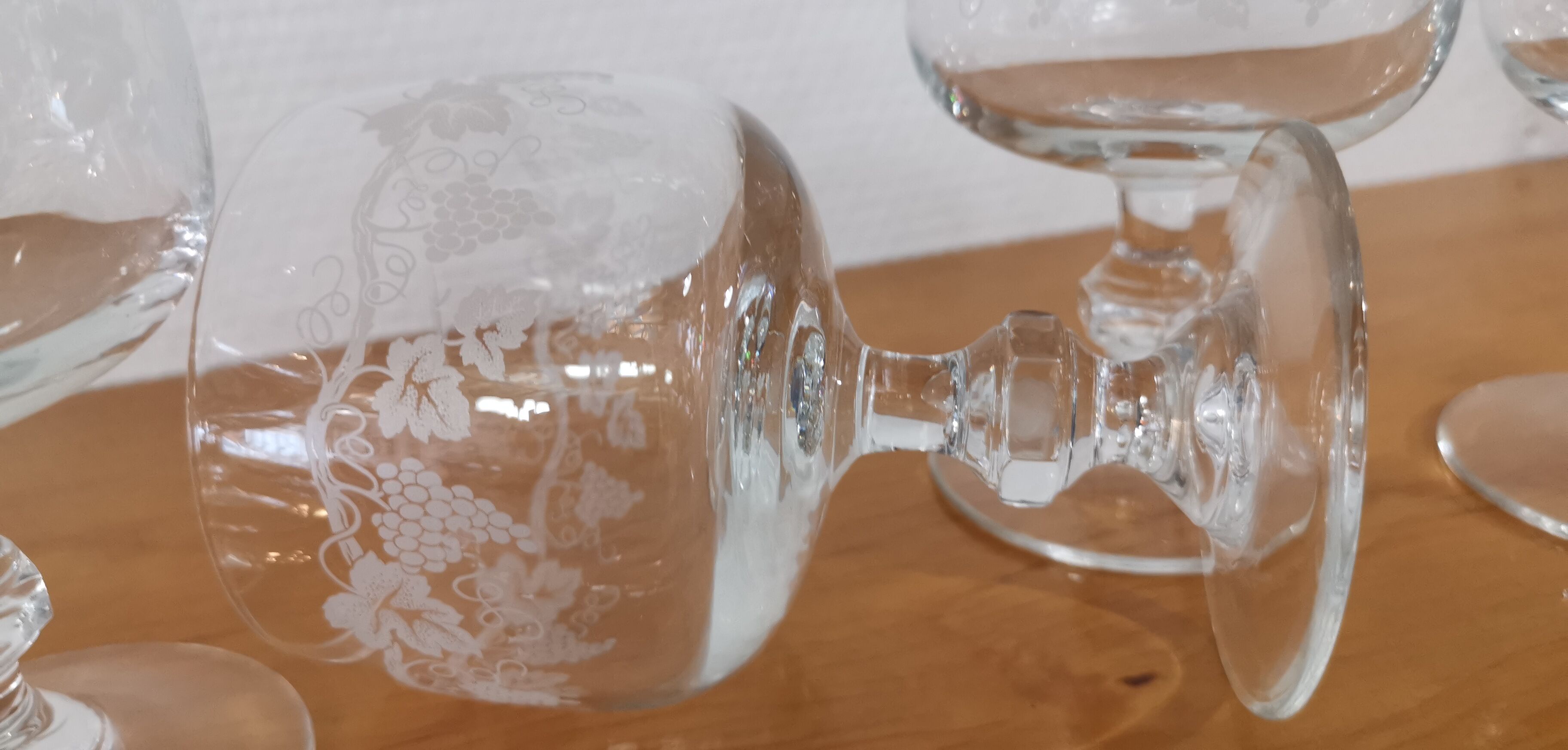 Set of 5 water glasses on feet, grape decoration and Luminarc vine shoot