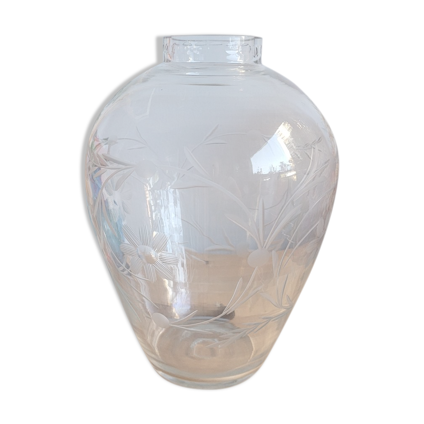 Vase en verre ciselé décor floral