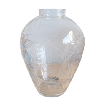 Chiseled glass vase floral decoration