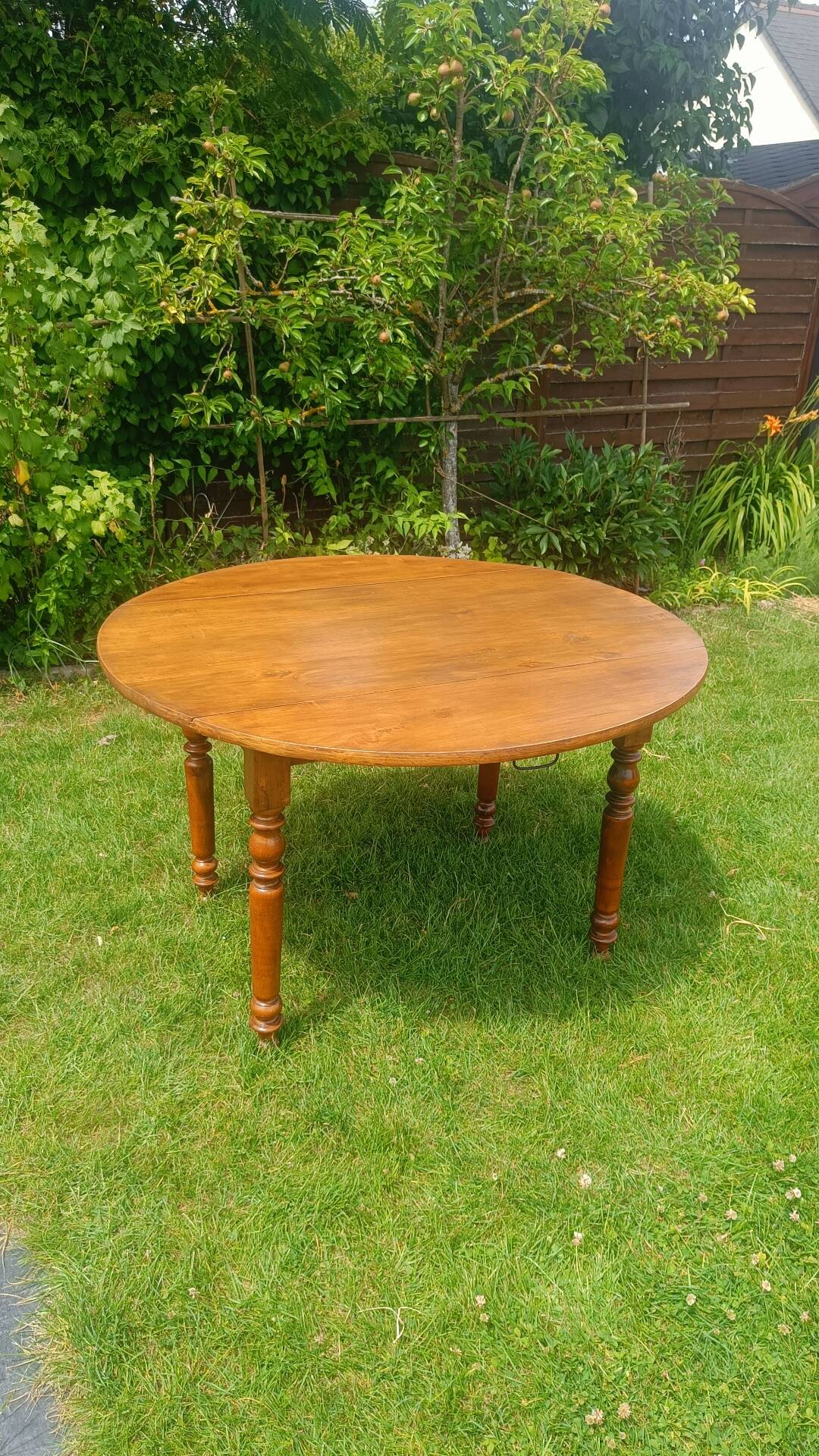 Folding wooden round table – Ø 115 cm