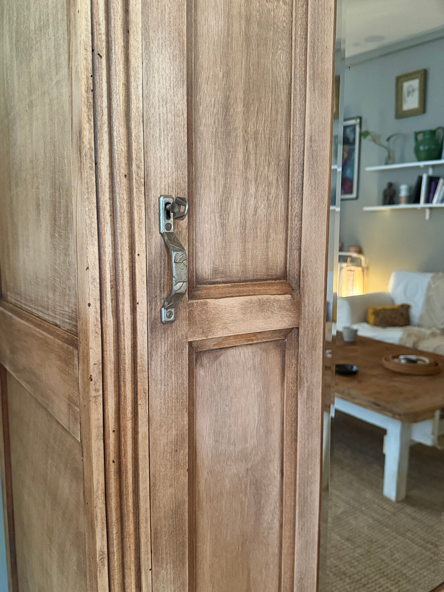 Parisian wardrobe bonnetière