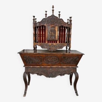 Panetière and its provencal kneader in walnut richly carved eighteenth and nineteenth century.