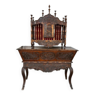 Panetière and its provencal kneader in walnut richly carved eighteenth and nineteenth century.