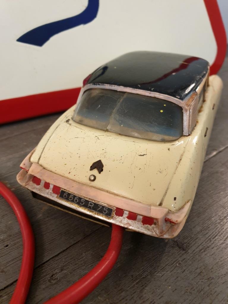 Car Citroën DS 19 remote-guided
