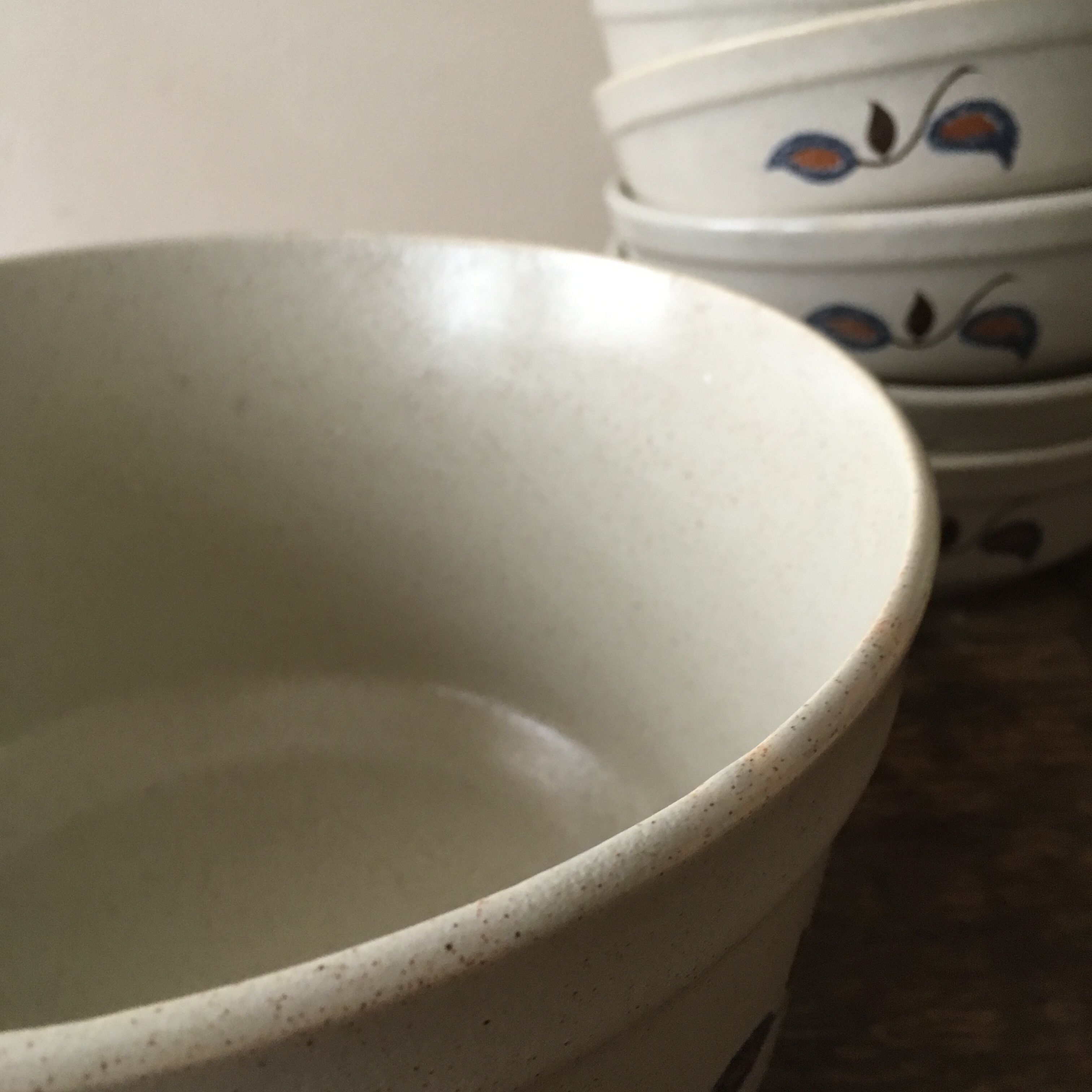 Salad bowl and 5 assorted hollow plates St-Amand Sologne