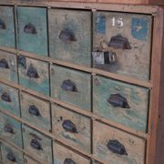 Meuble de quincaillerie industriel en pin peint, France années 1950