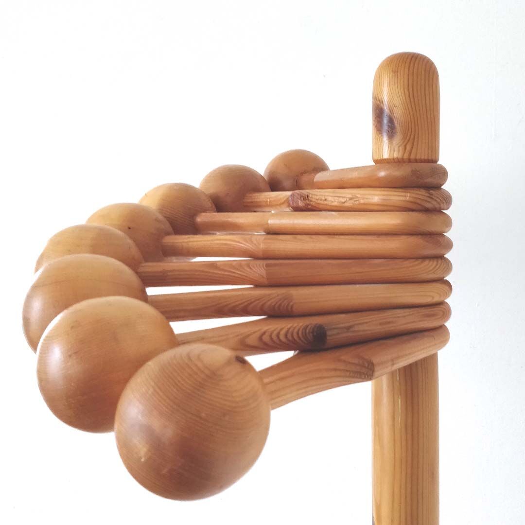 Coat holder on foot 8 orientable wooden balls