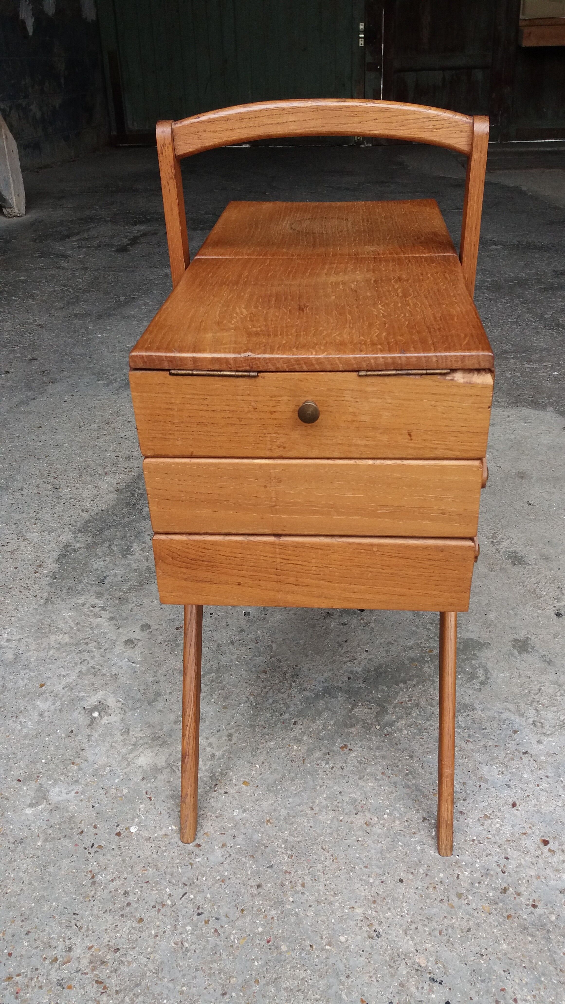 Worker years 50, light oak