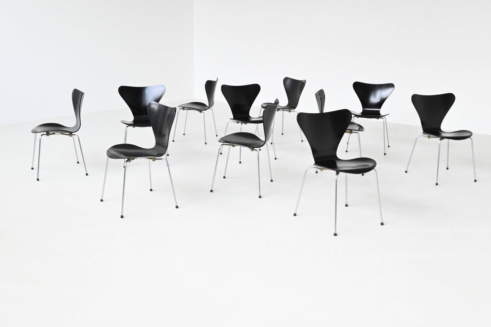 Arne Jacobsen 3107 'Butterfly' dining chairs Fritz  Hansen Denmark 1967