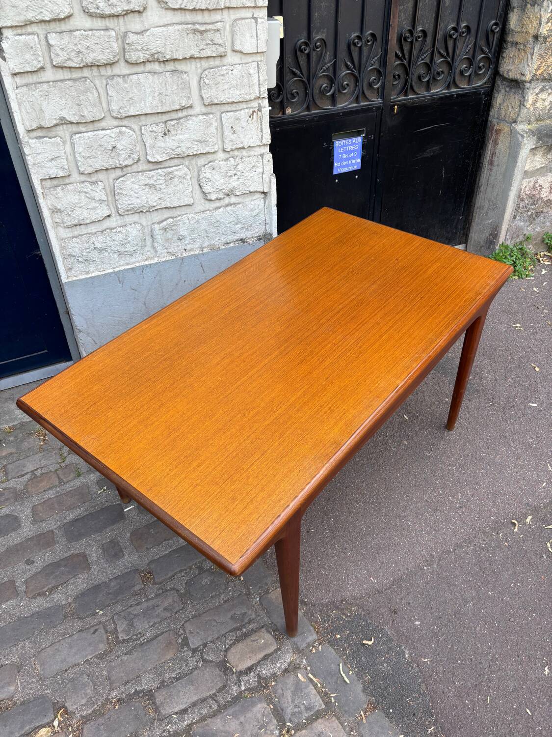 Tricoire and Vecchione extending table