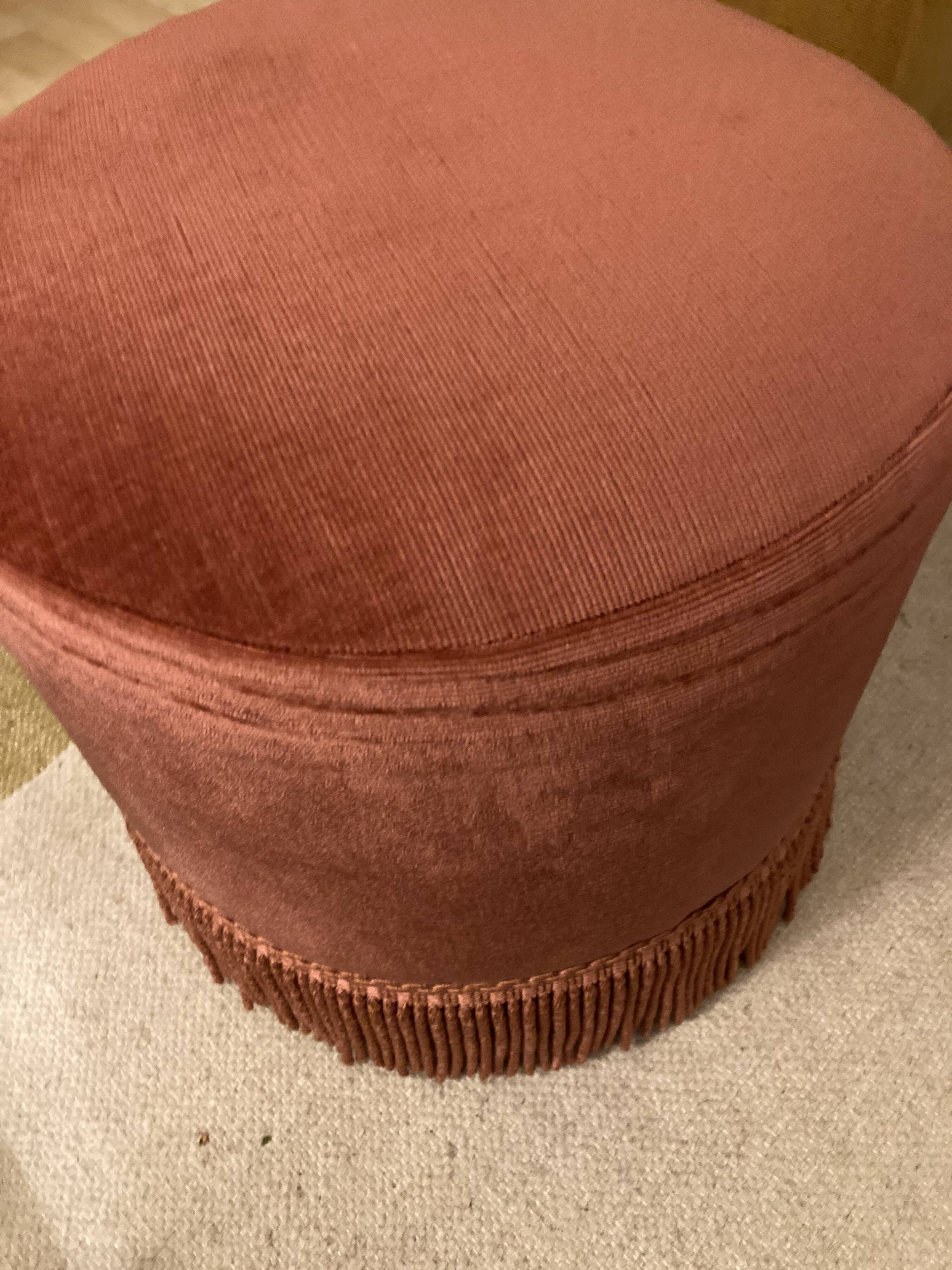 Velvet pouf with pink fringe