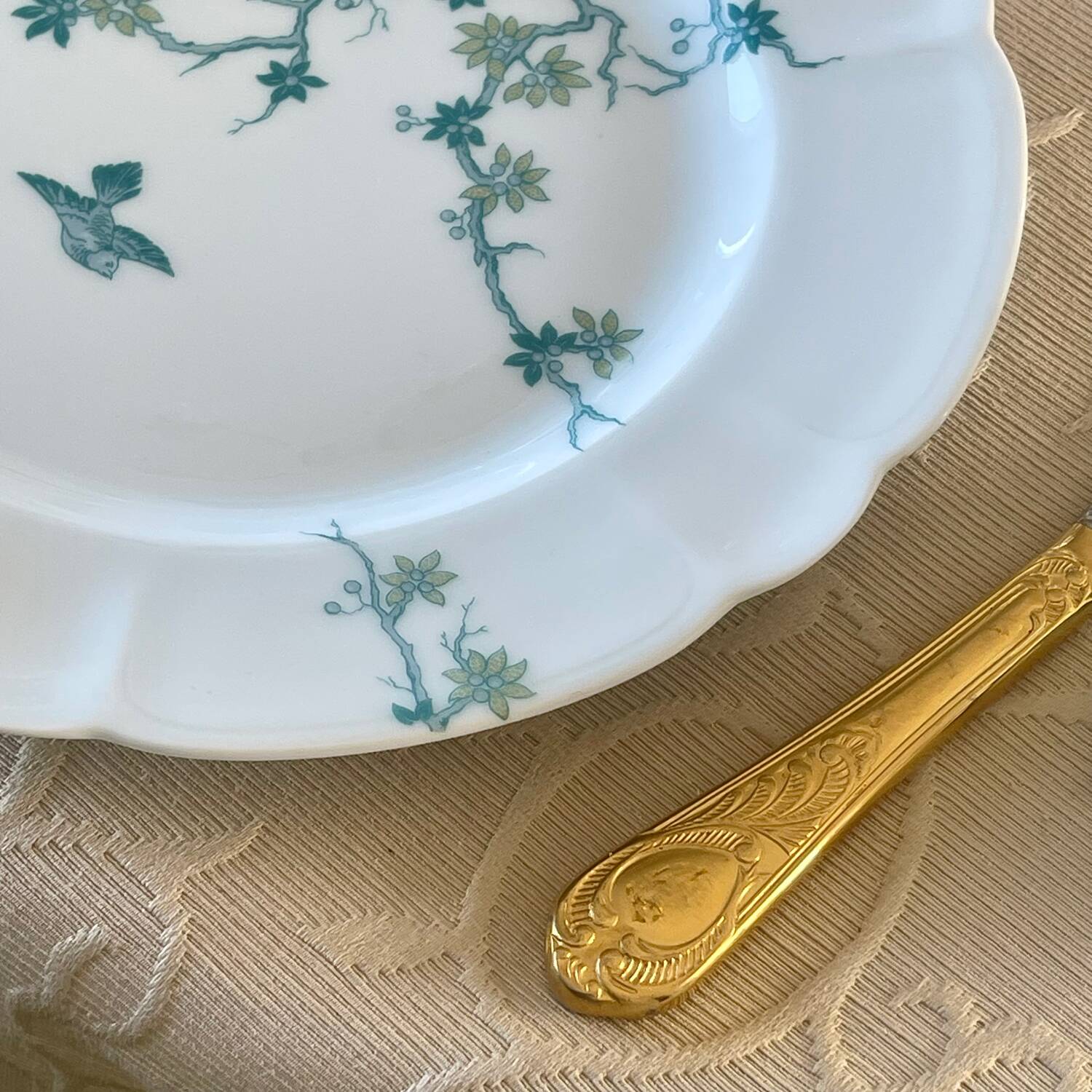 8 Haviland Limoges dinner plates.