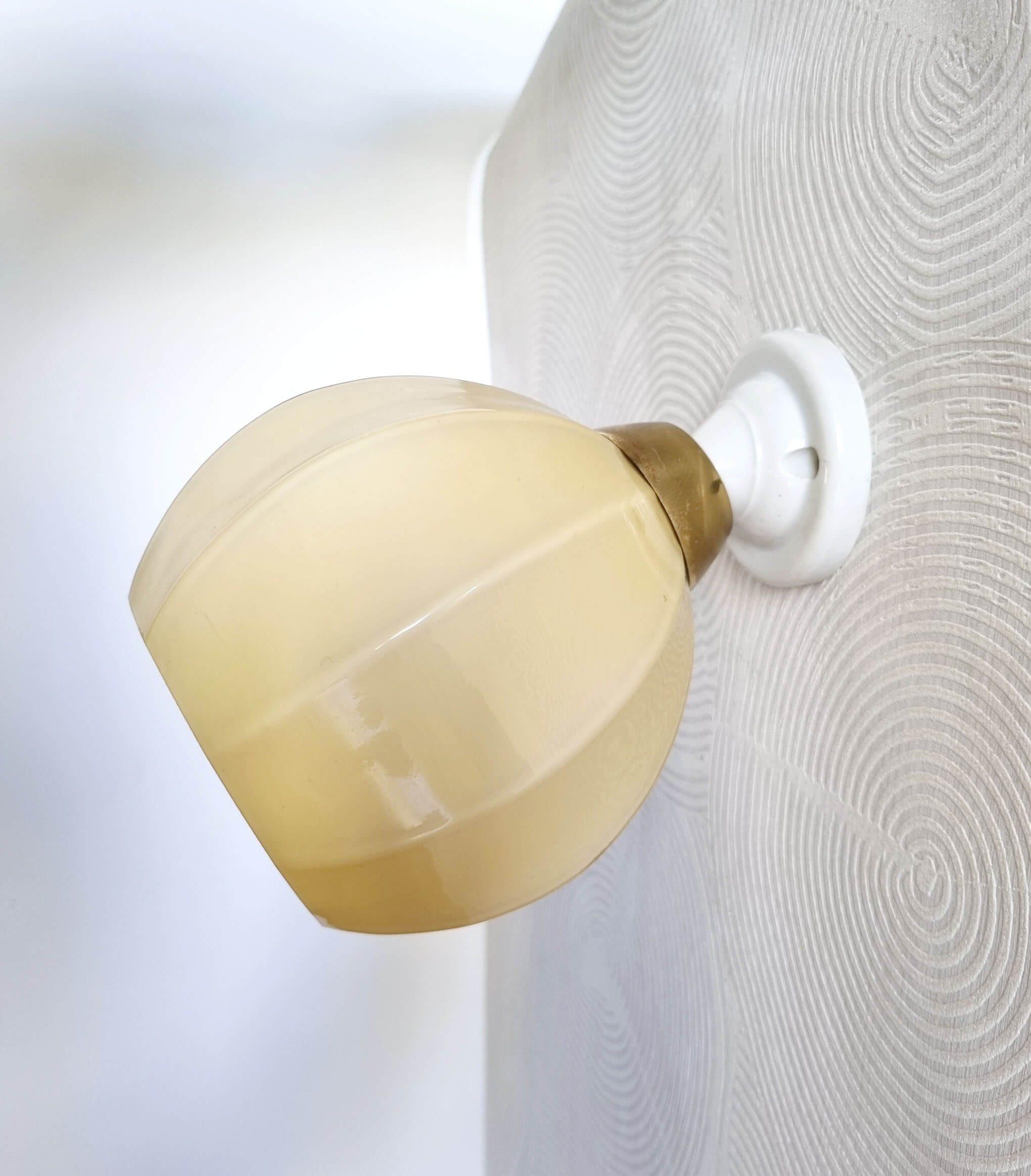 Opaline wall lamp