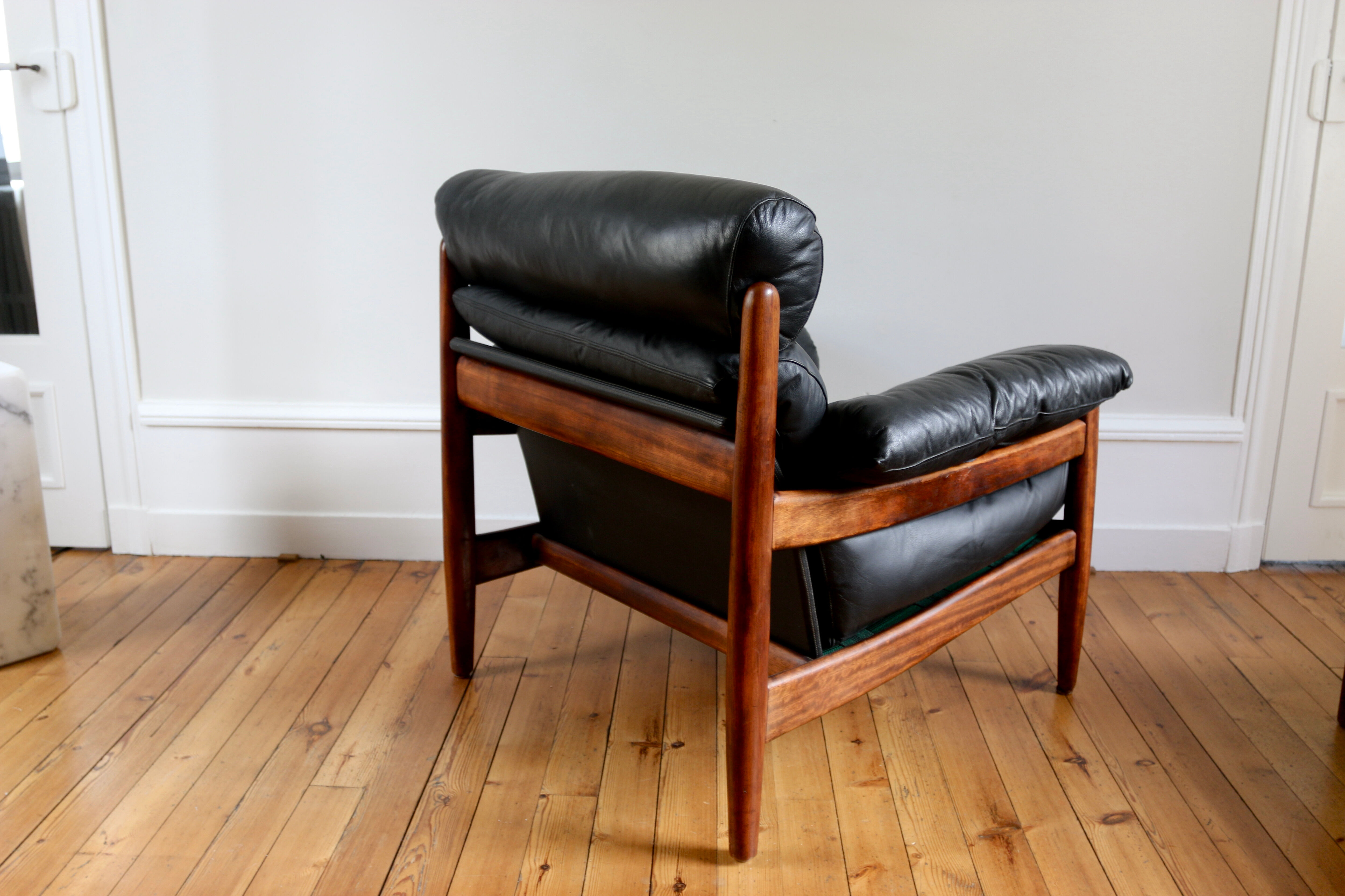 Fauteuil lounge et ottoman scandinave vintage cuir 1960