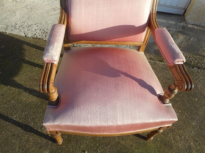 Blond walnut armchair of the nineteenth century