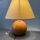 Lampe boule en bois blond vintage
