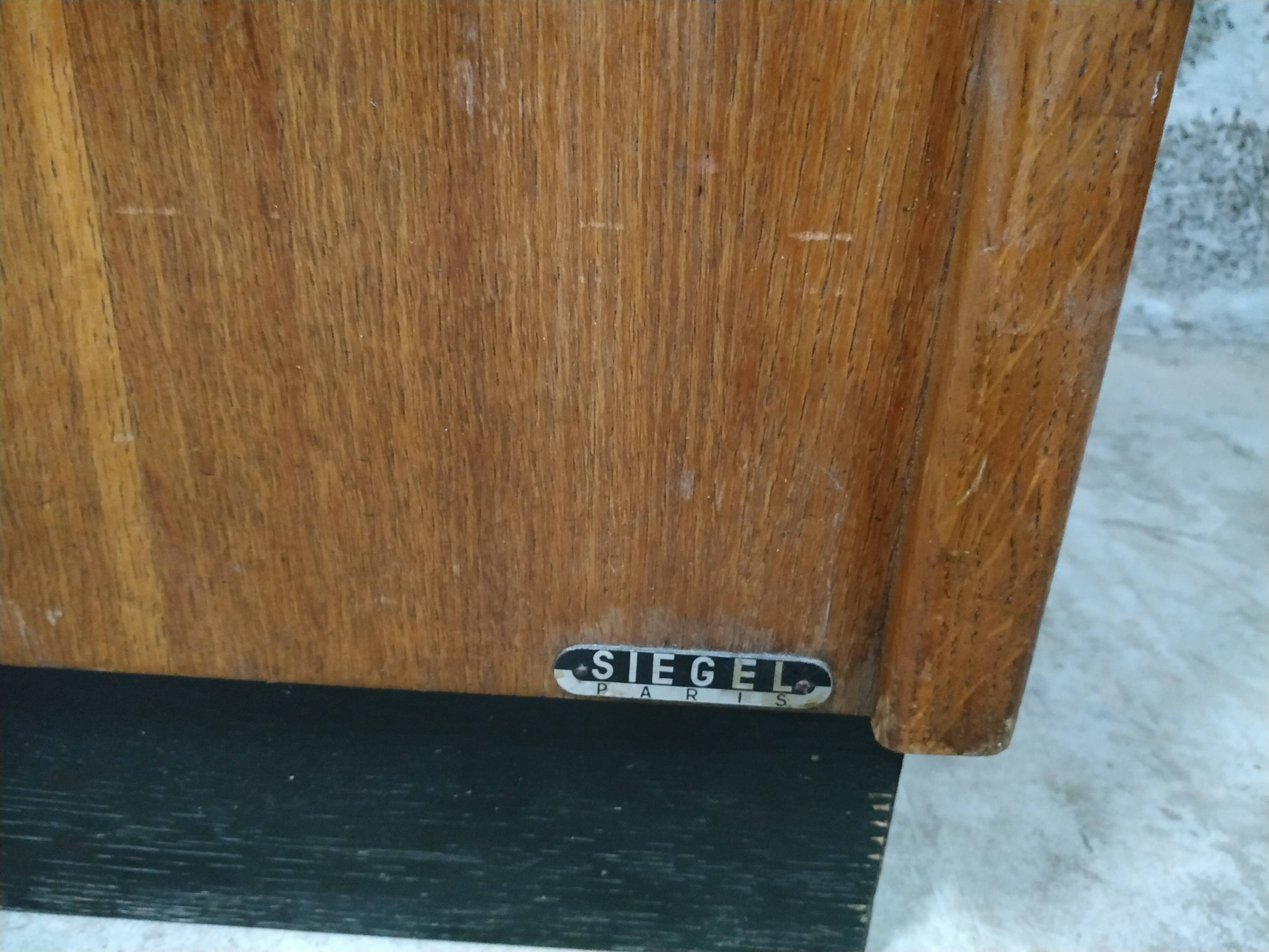 Former cash vitrine store counter