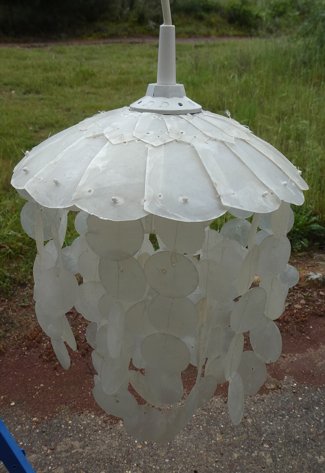 Duo of hanging lamps in mother-of-pearl tassels
